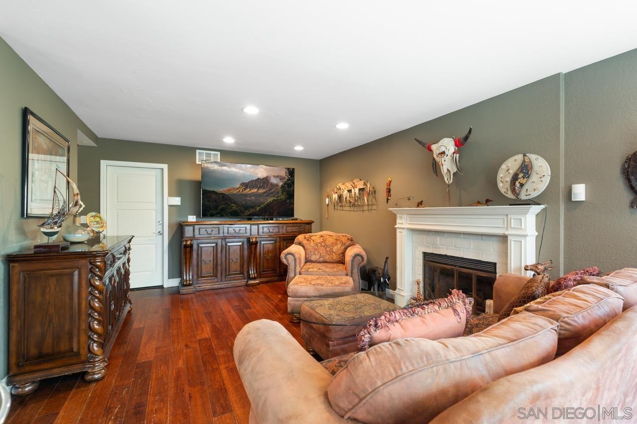 1815 Hawk View Dr
