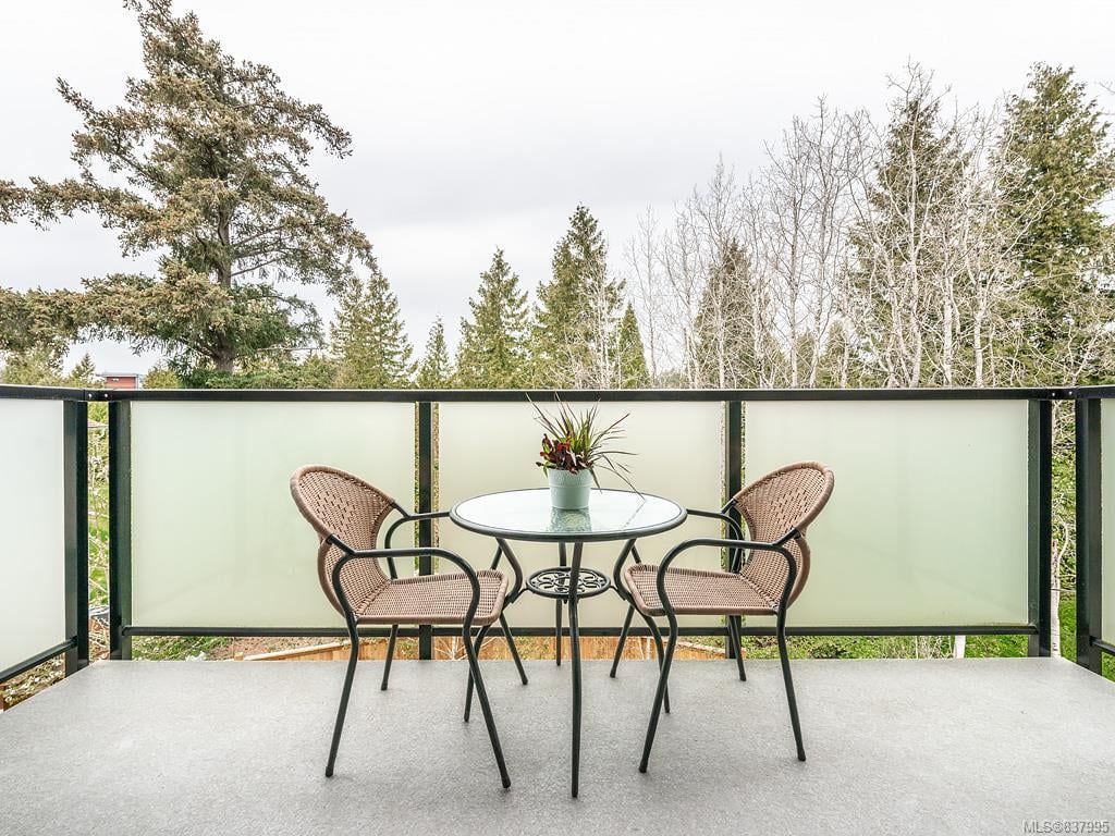302-7111 W Saanich Rd