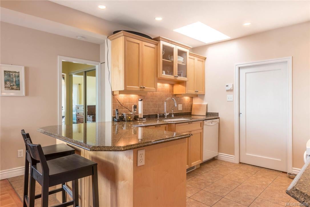 557 Falkland Rd