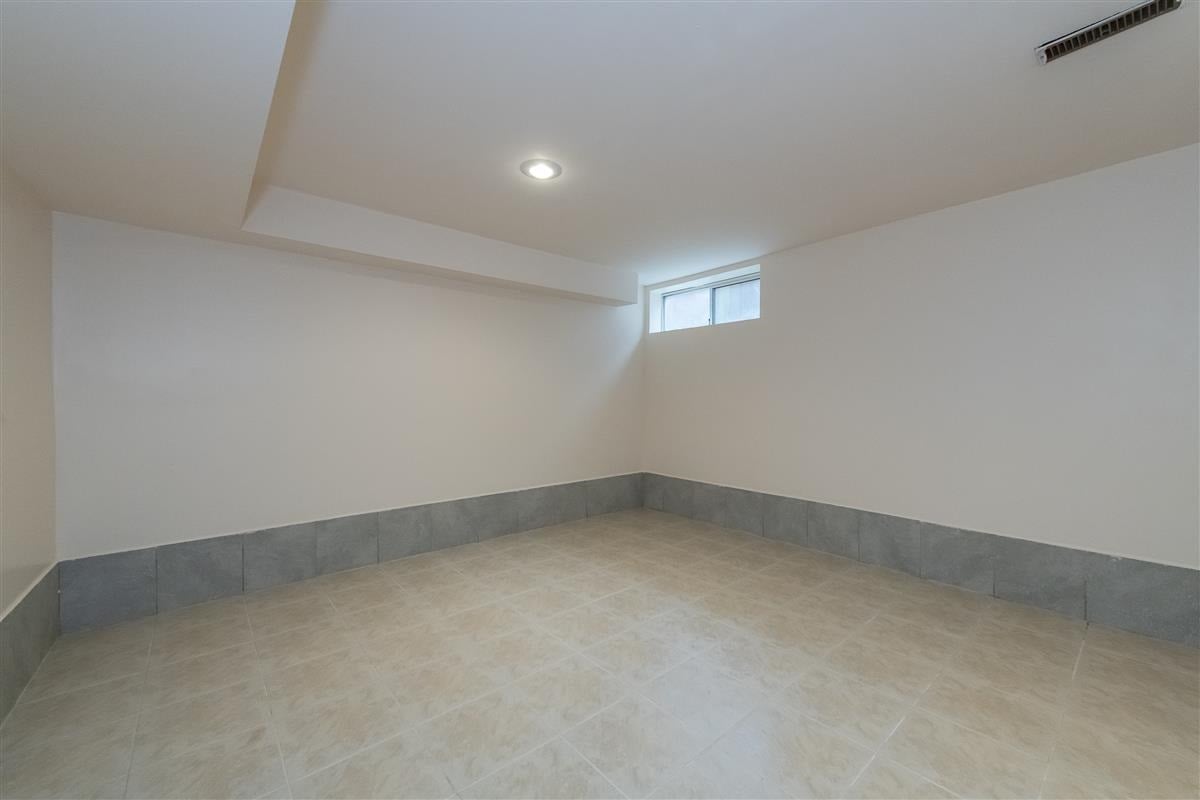 828 Porteau Pl