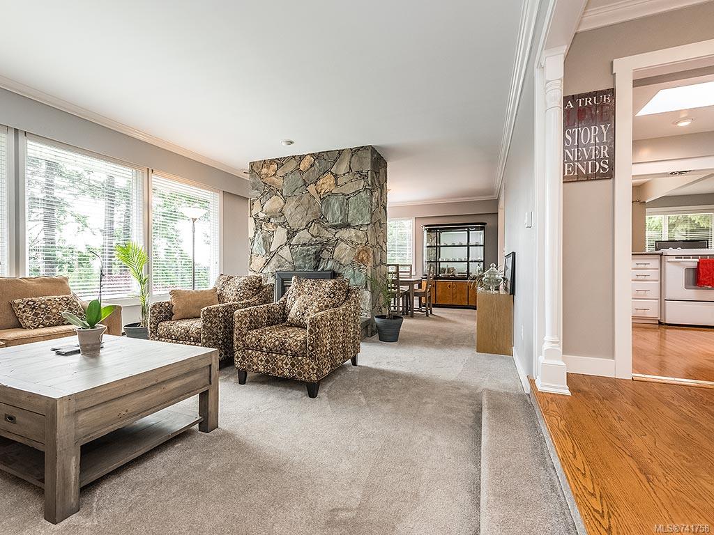 941 Kentwood Terr, Saanich