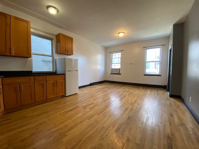 37-09 Crescent St