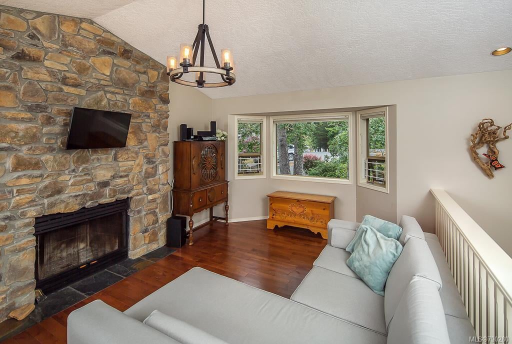 1366 Charles Pl