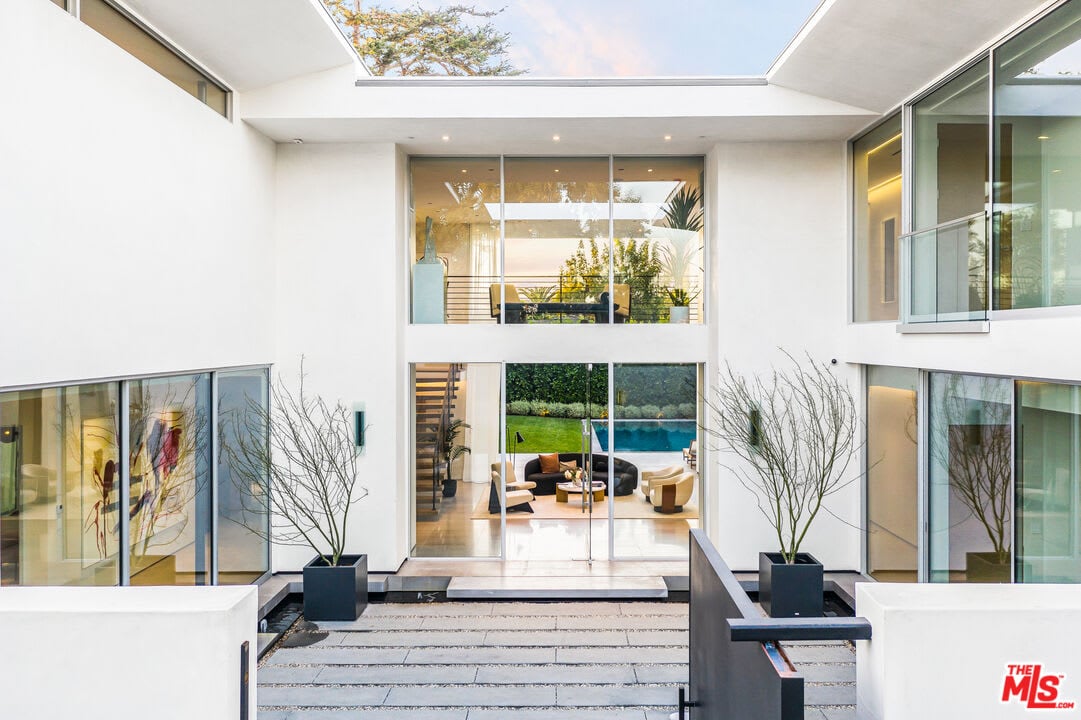 835 San Vicente Blvd