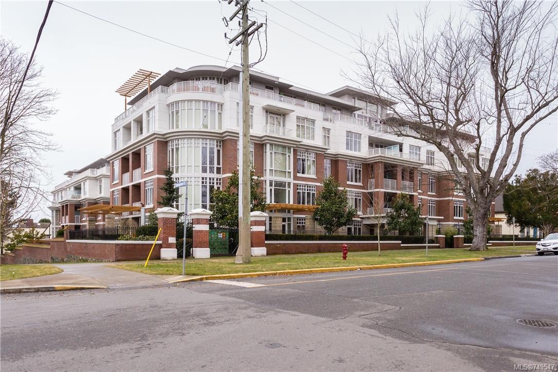 208-999 Burdett Ave