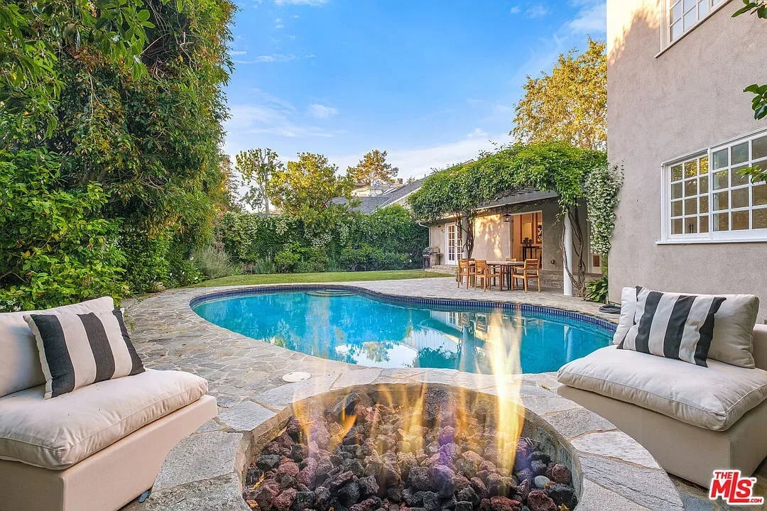 327 N Bundy Dr