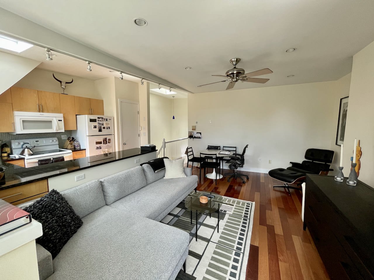 Clarendon @ Tremont Penthouse 1 bed 1 bath w. Private Patio & Laundry in-unit! 