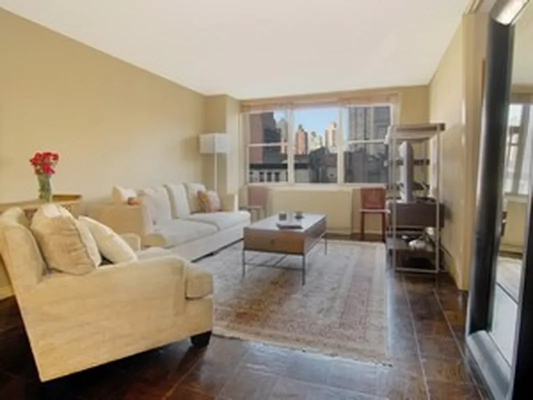 301 East 79th Street Unit: 5E