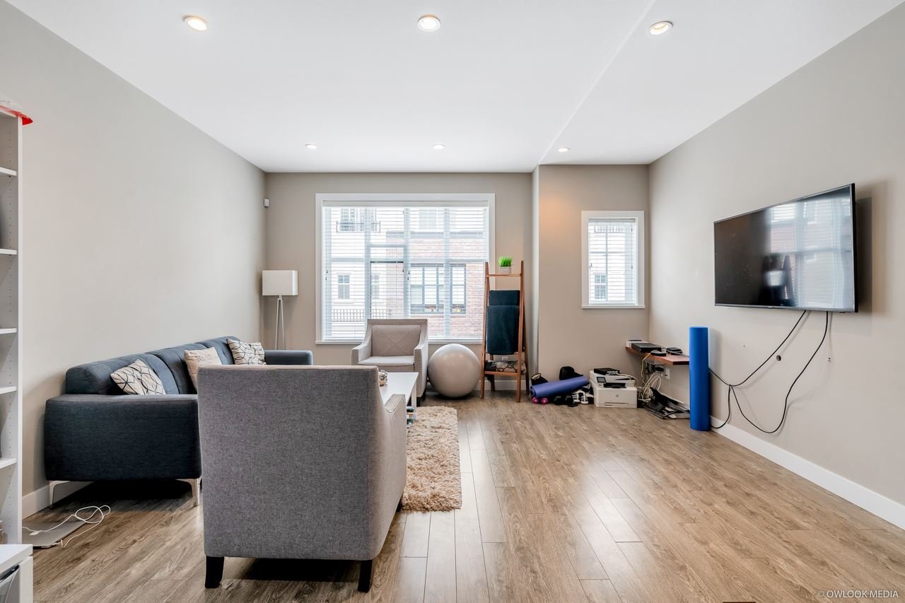 42-15588 32 Ave