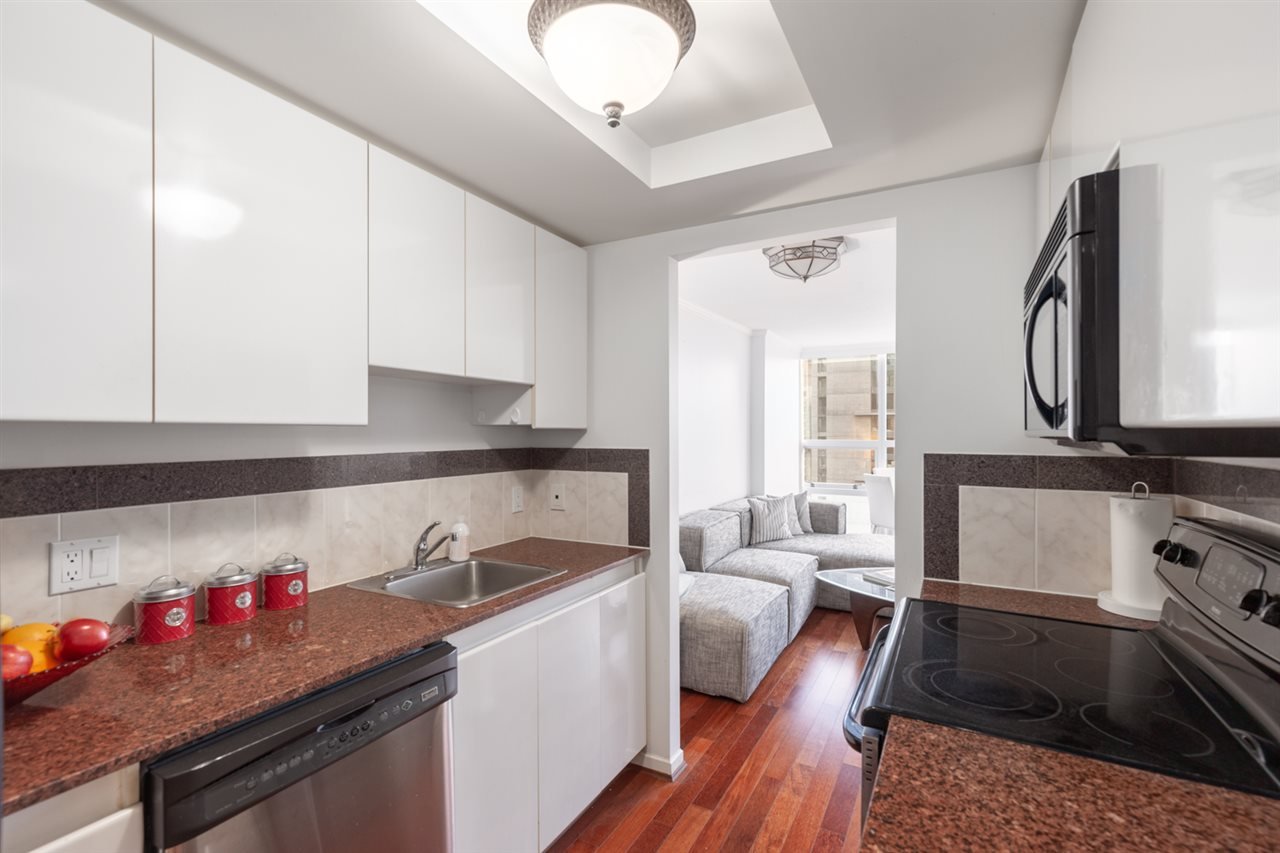 1102-1050 Burrard St