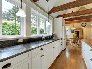 3900 Cadboro Bay Rd