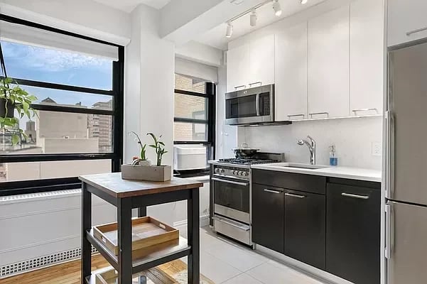 300 West 23rd St. Unit: 11A