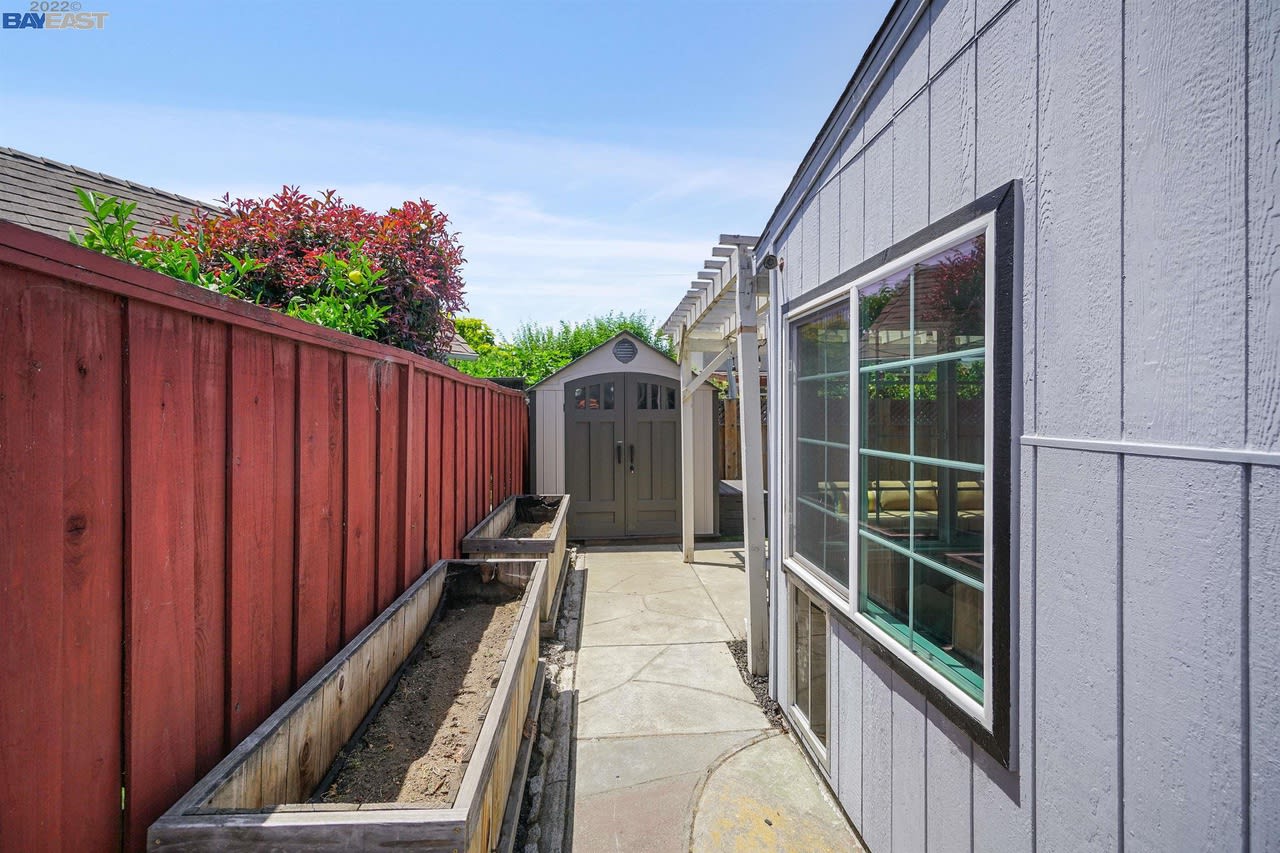 165 Bradhoff Ave