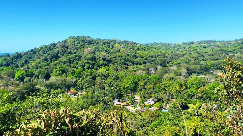 Casa Linda Vista with Ocean View Above Dominical Beach