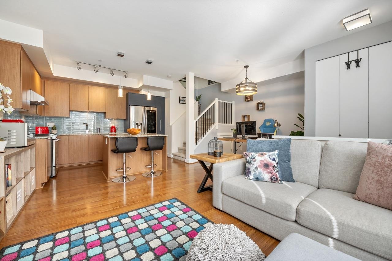 208-735 W 15th St