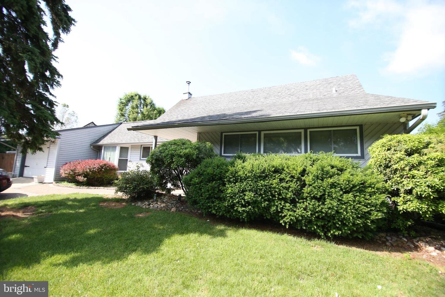 32 Deep Dale Dr E