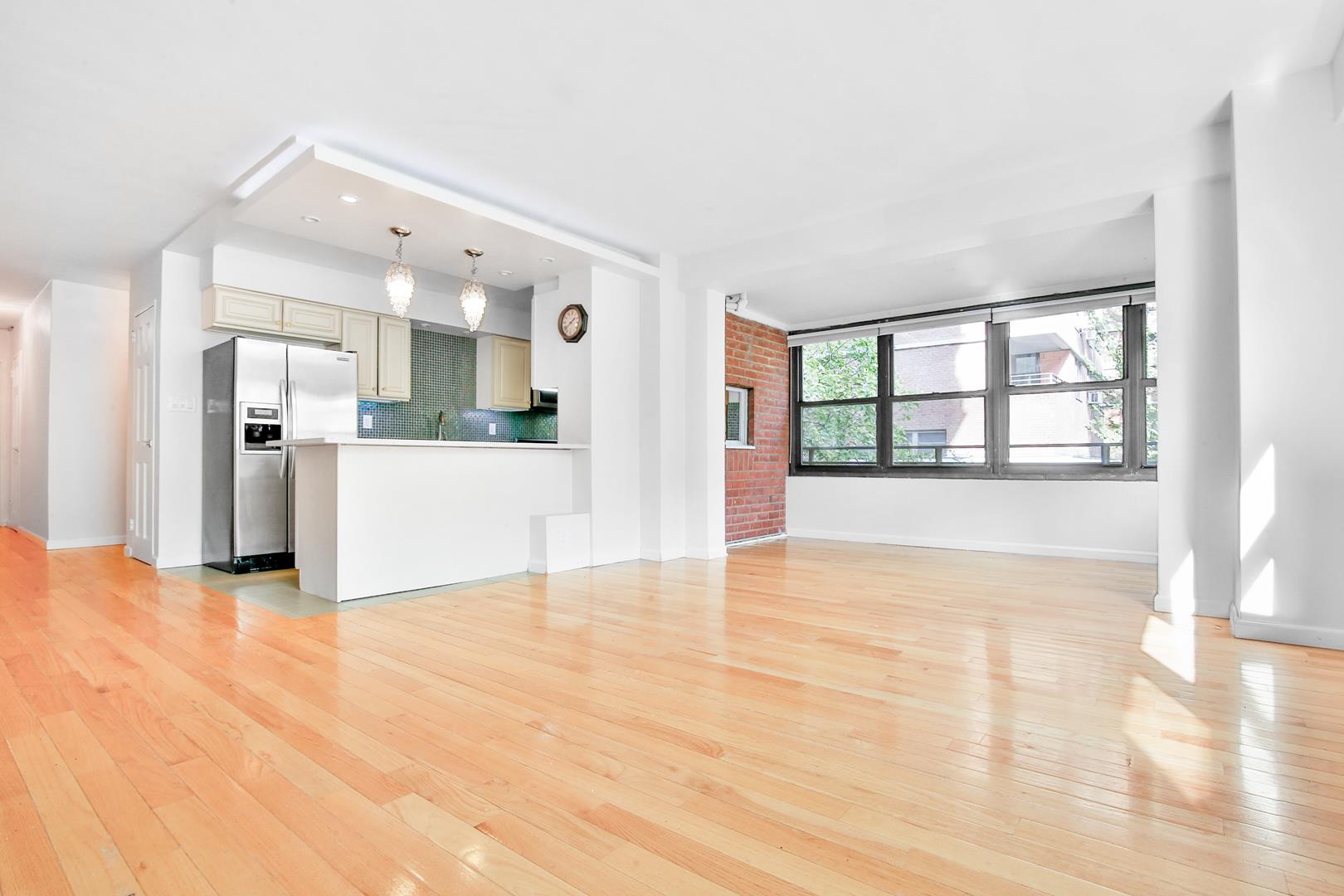 208 East Broadway, Apt J-106