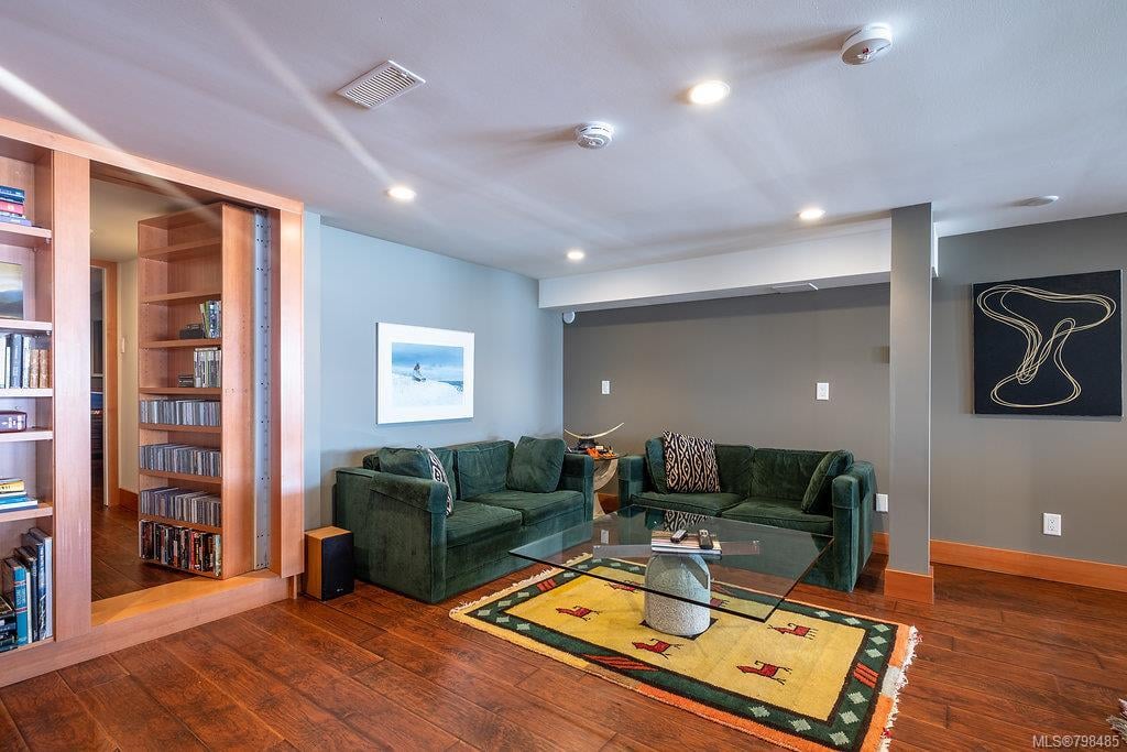 45 Maquinna St