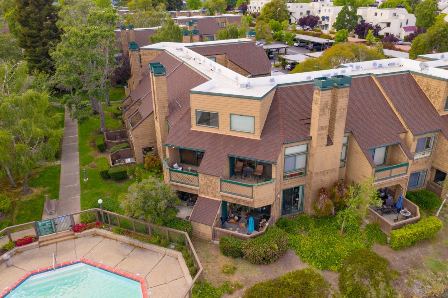 60 Cove Ln