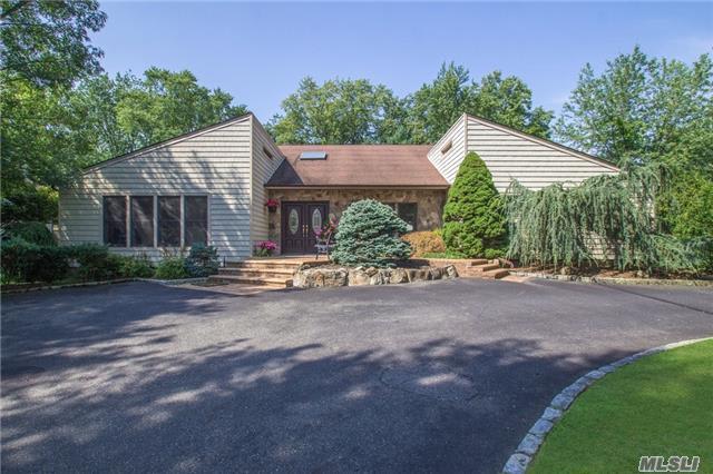 4 Turret Ln, Woodbury