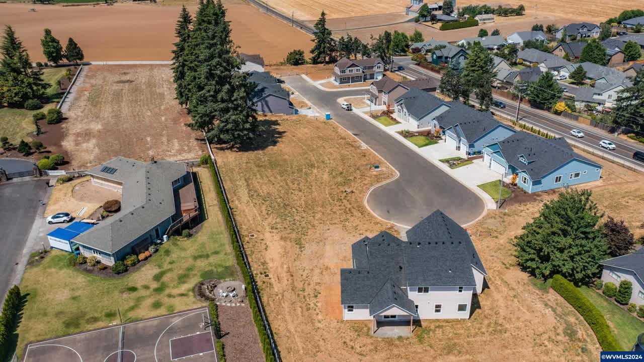 109 NW Faelan Ln