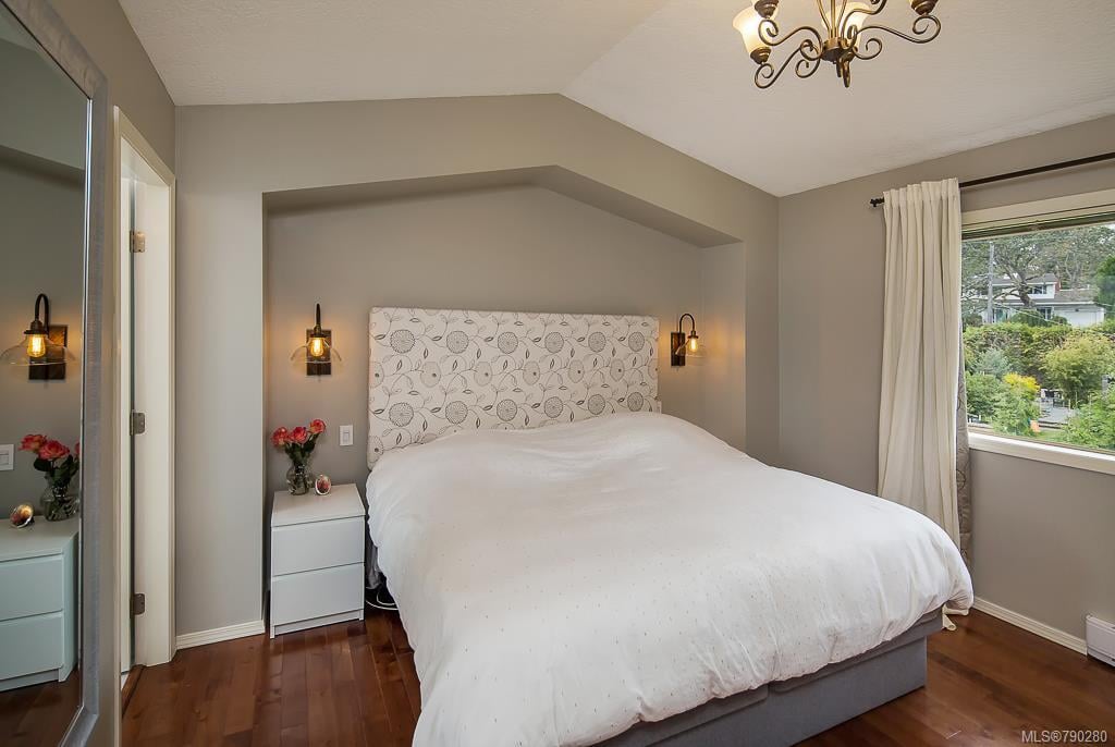 1366 Charles Pl