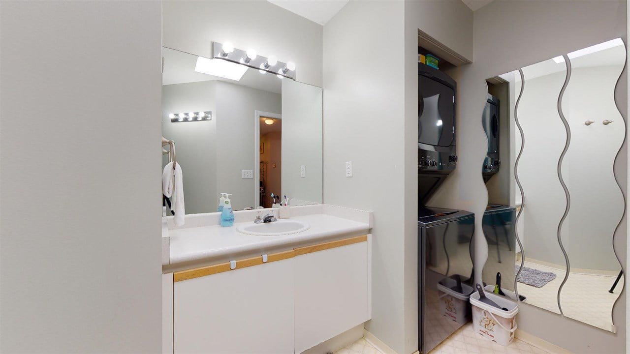E304-40180 Willow Cres
