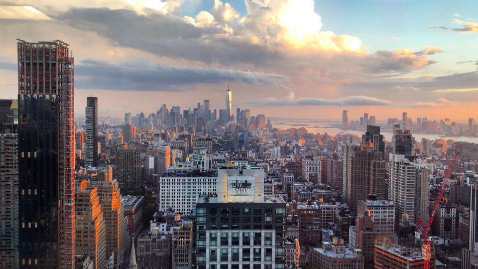 Maria Fernanda Roda dando la bienvenida a su blog de bienes raíces en Nueva York.