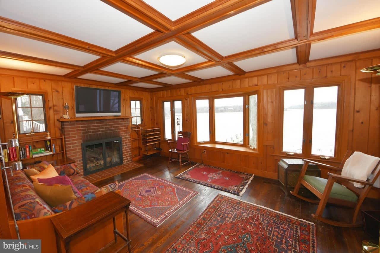 2 Shore Walk Rd