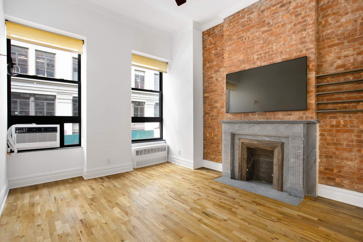23 E 10th St, #208