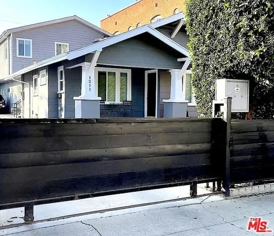1211 N Beachwood Dr