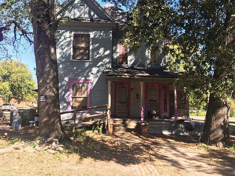 703 E Groesbeck Ave