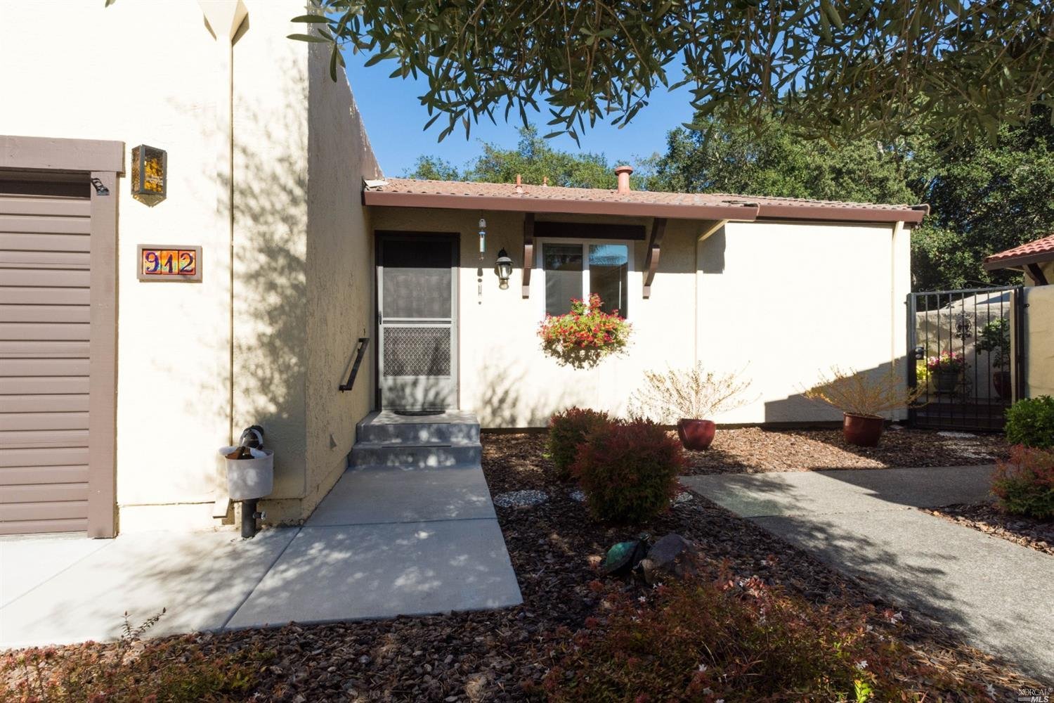 912 Shady Oak Dr