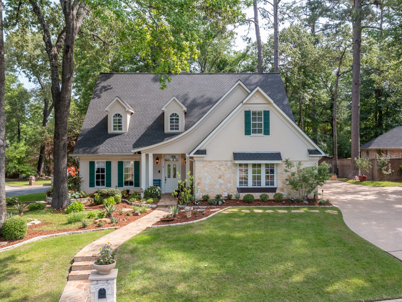 Luxurious modern home with landscaped garden in Tyler, Texas, sold by the Amy Egaña Group