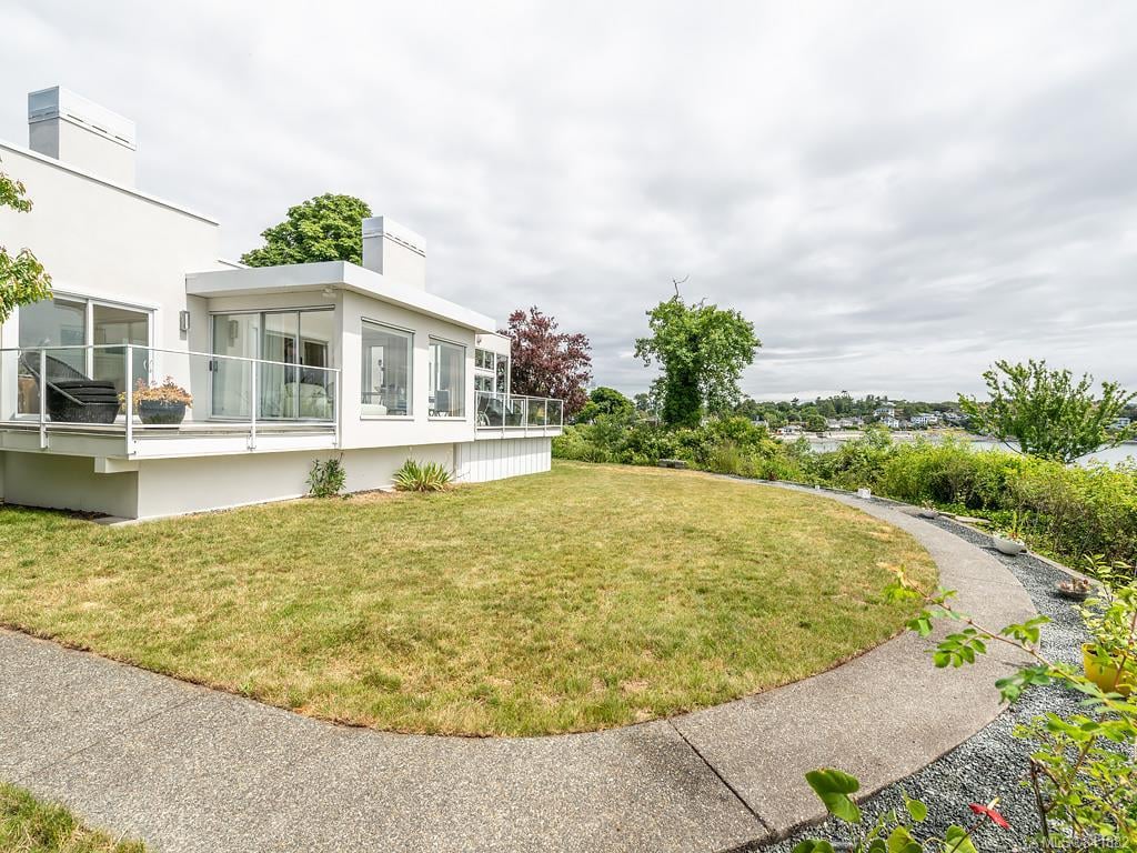 207 Beach Dr