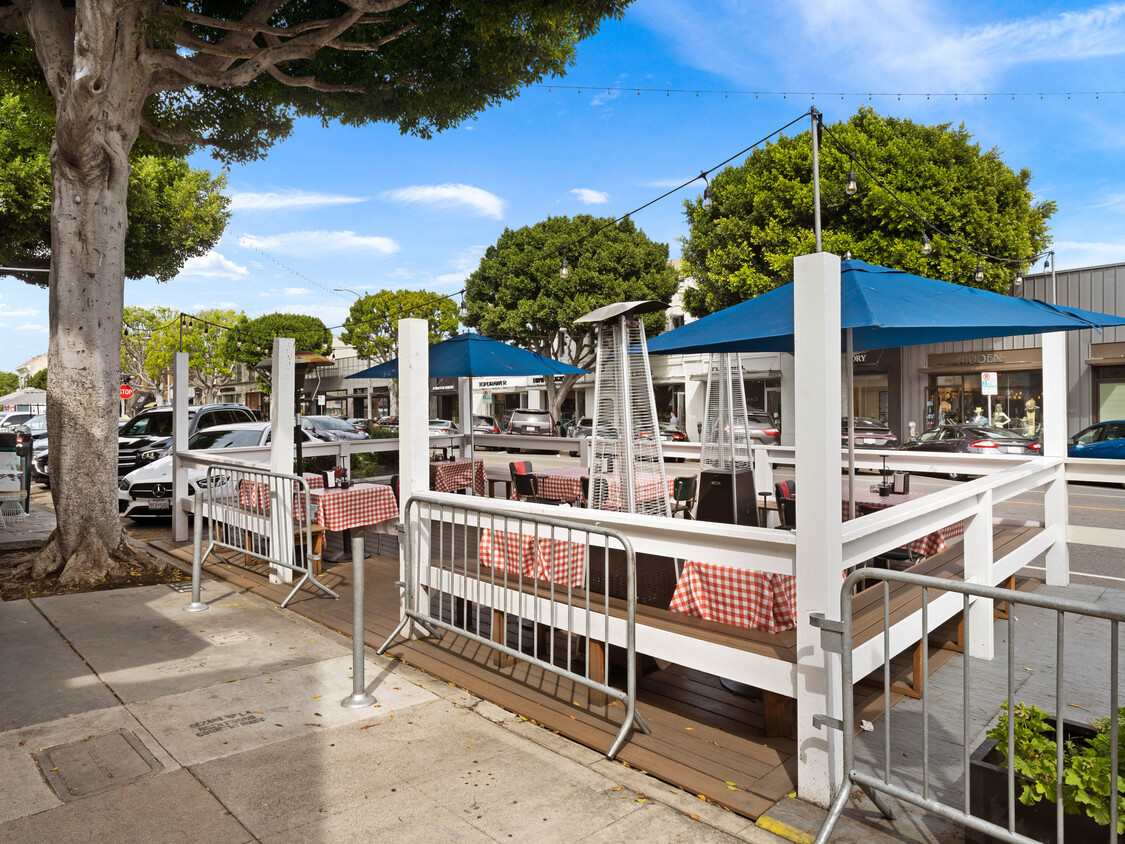 125-135 N Larchmont Blvd