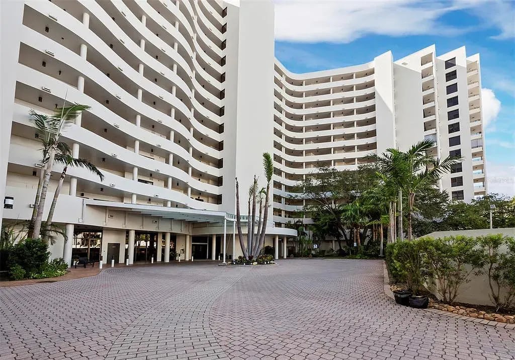 1255 N Gulfstream Ave APT 905