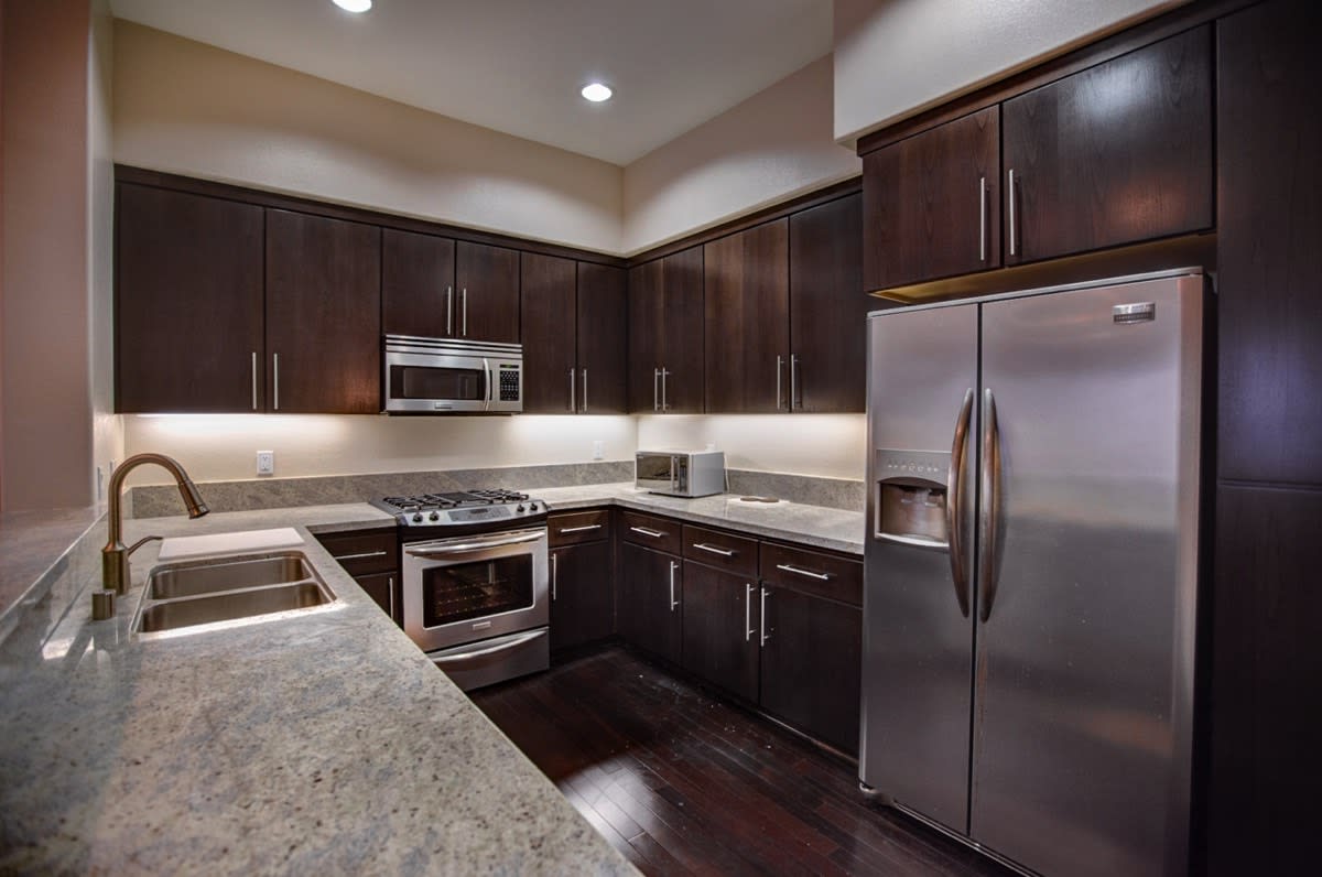 10878 Bloomfield St 405, Toluca Lake, CA