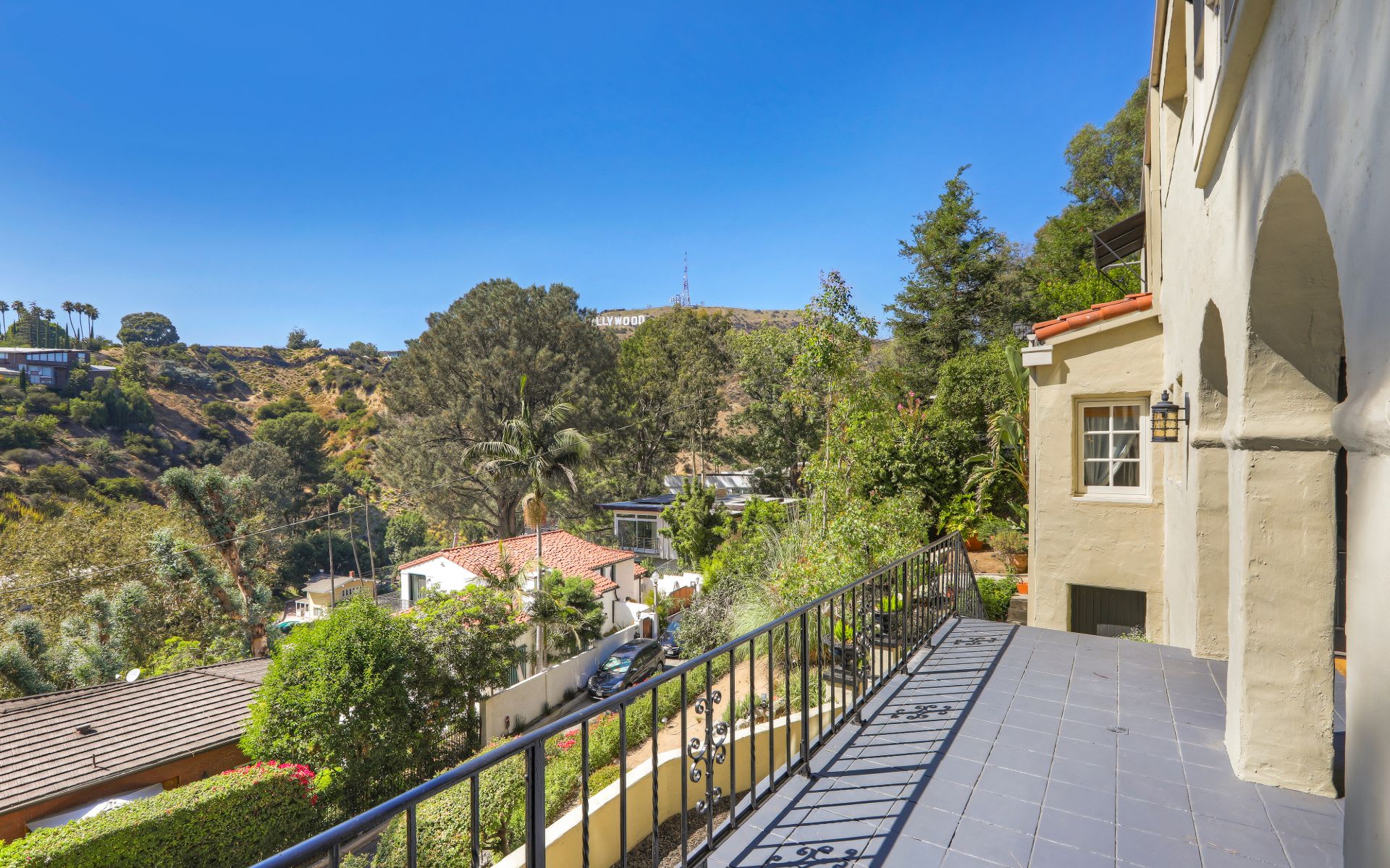  3110 Hollyridge Dr