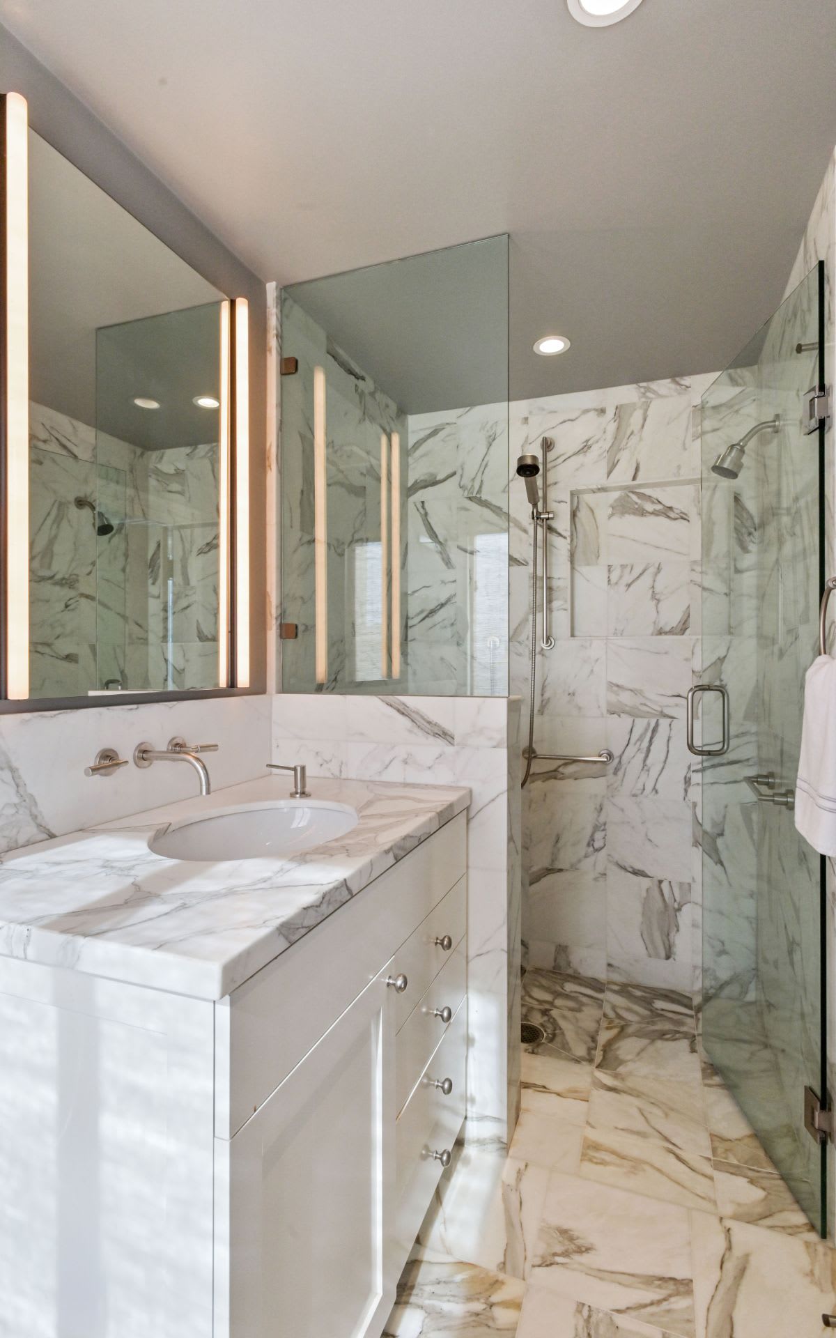  Prestigious Half Floor Apartment on Russian Hill