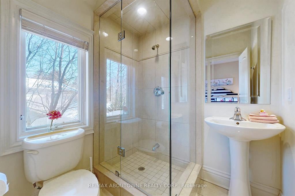 2094 Elmhurst Avenue Oakville