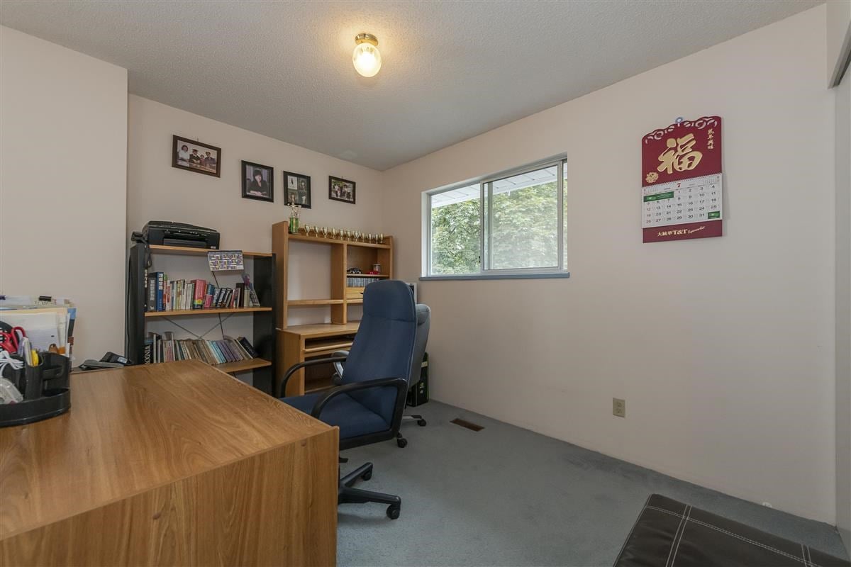 828 Porteau Pl