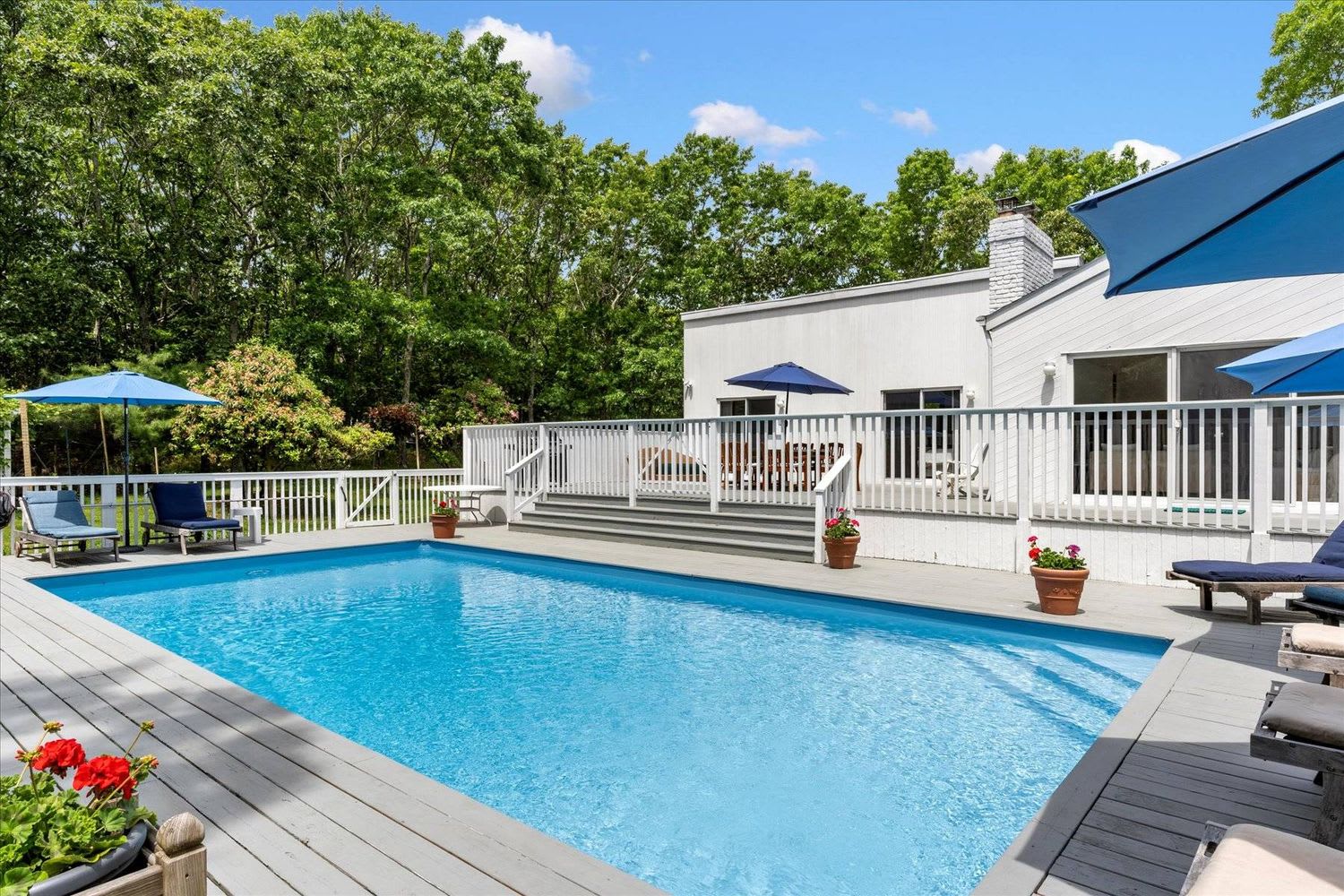 LIGHT AND BRIGHT, COMFY AND CLEAN. EAST HAMPTON SUMMER RENTAL