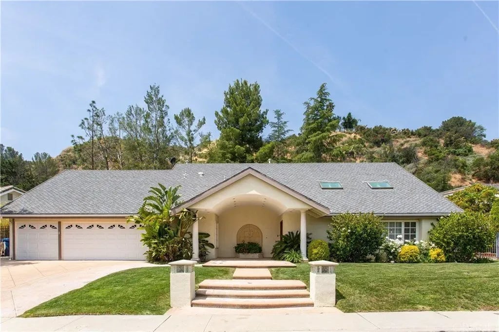 3725 Gleneagles Dr