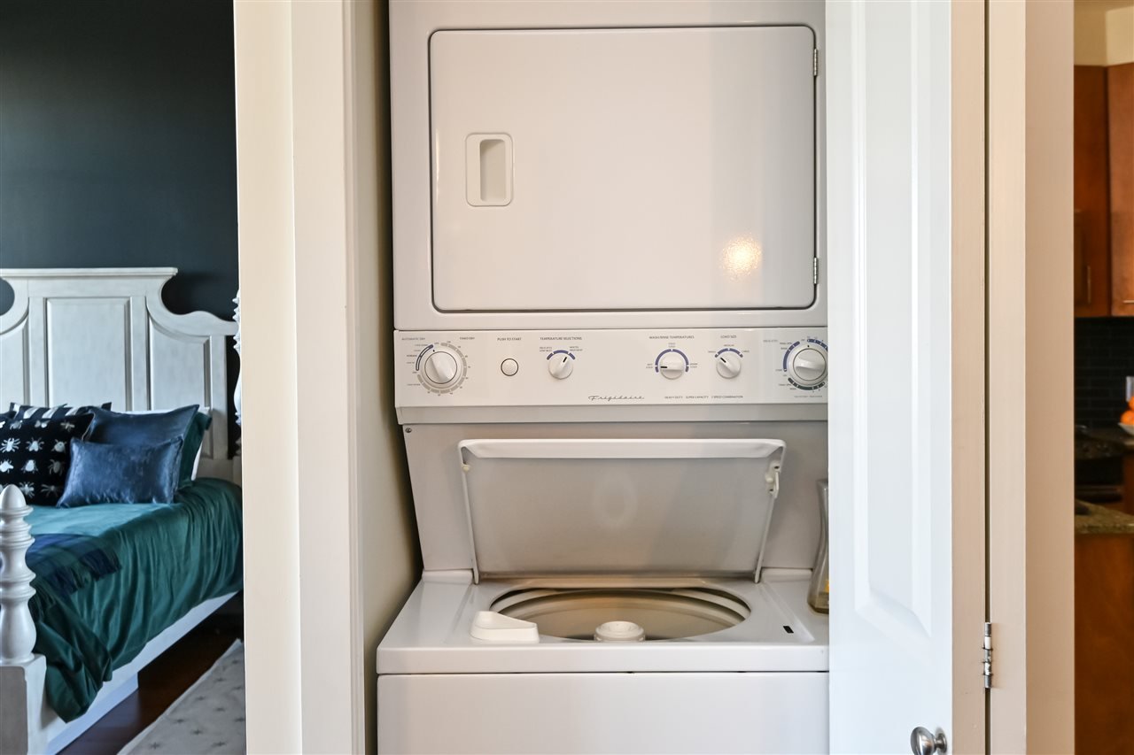 403-8480 Granville Ave