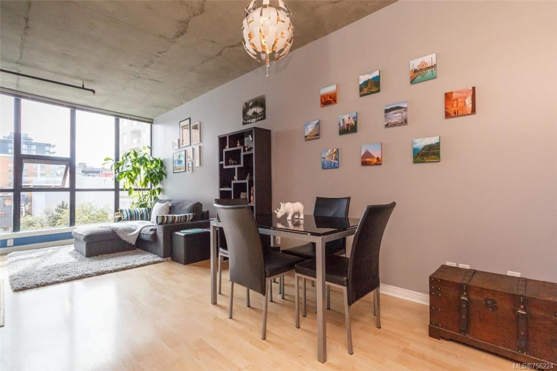405-860 View St