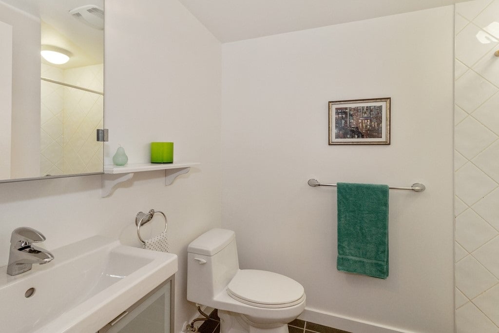 203-137 W 17th St