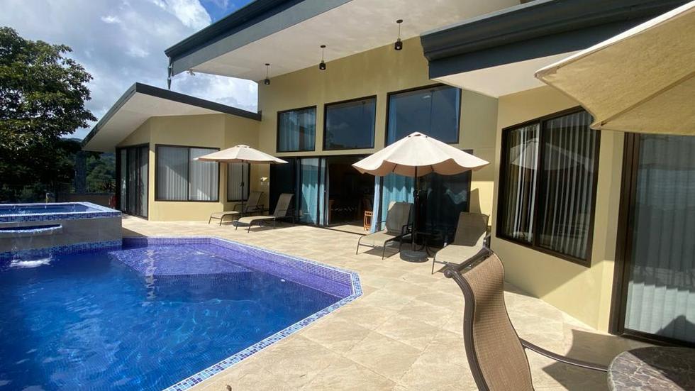 Casa Linda Vista with Ocean View Above Dominical Beach