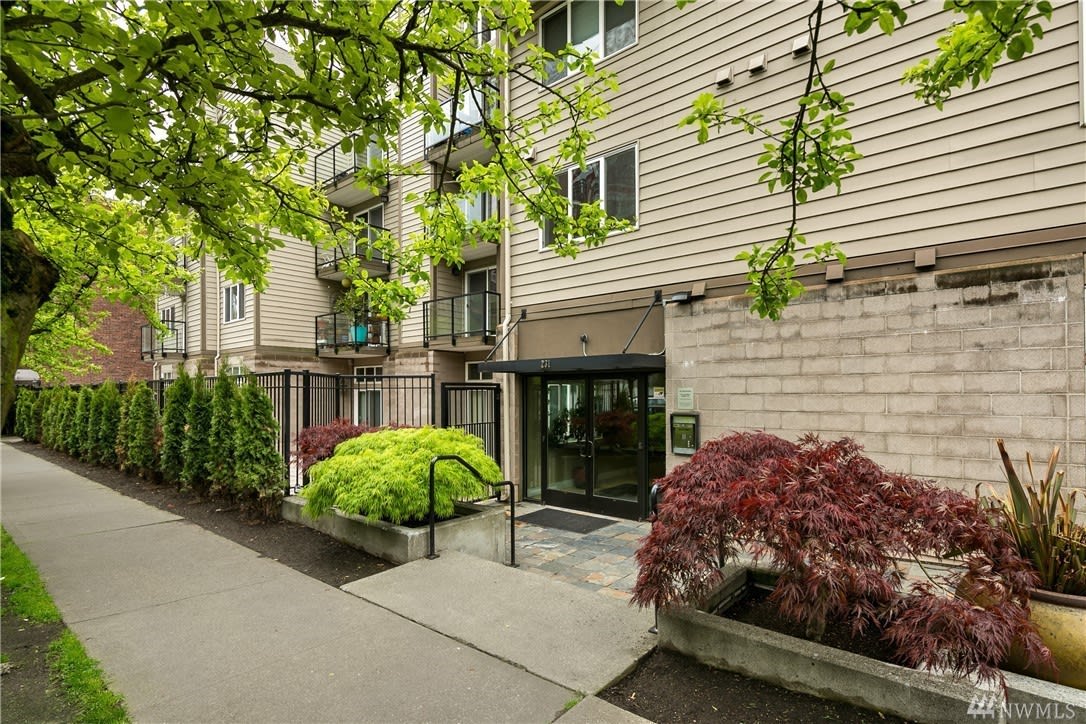 231 Belmont  AvenueE , Unit 203