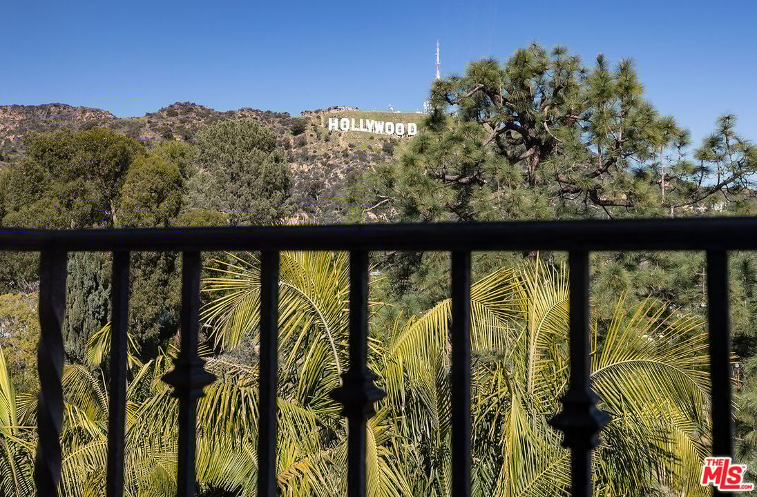 Castillo del Lago in Hollywood Hills